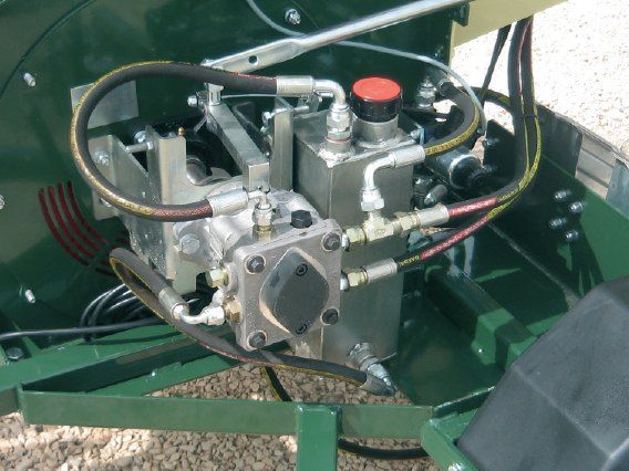 Drvič komunálneho odpadu R225 s podvozkom za auto