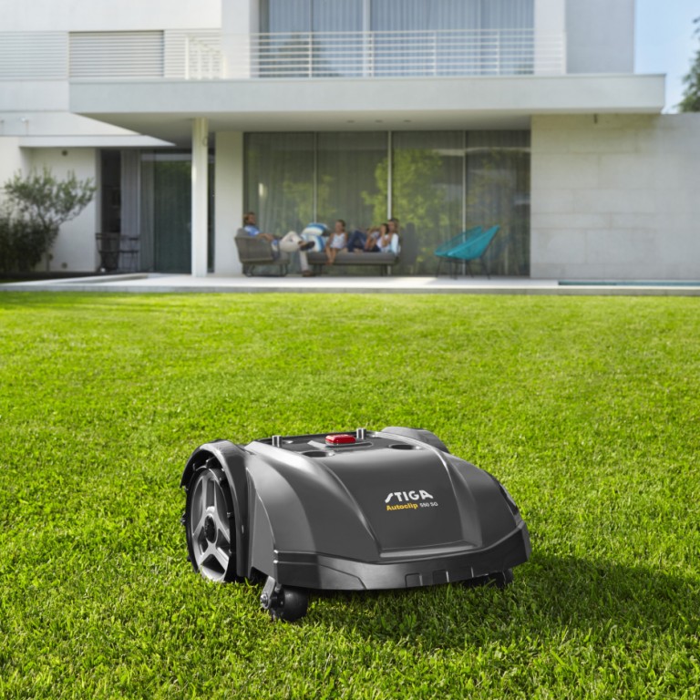 Uľahčite si kosenie záhrady. Robotická kosačka to urobí za vás